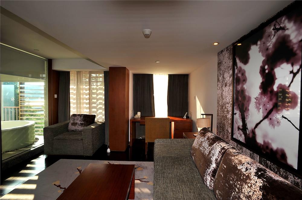 Baiyun Lakeside Hotel