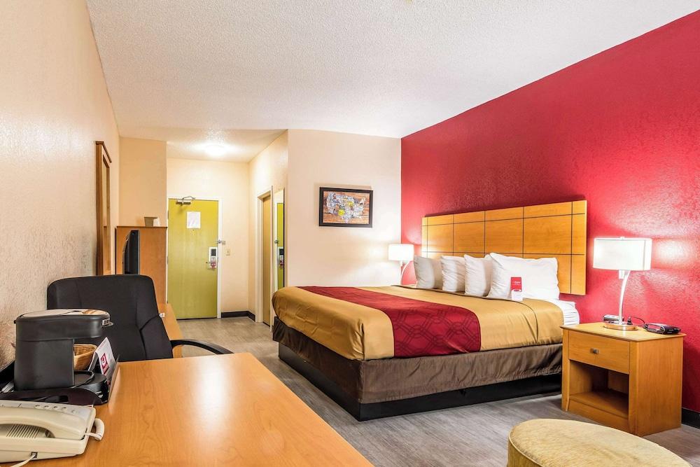 Econo Lodge Topeka at Wanamaker