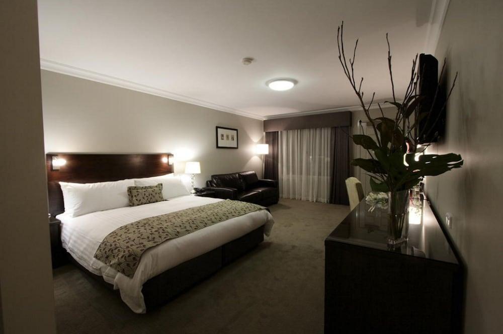 Carlyle Suites & Apartments