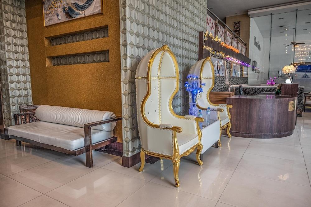 Boss Suites Nana Hotel