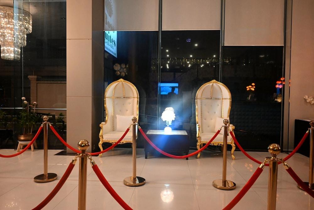 Boss Suites Nana Hotel