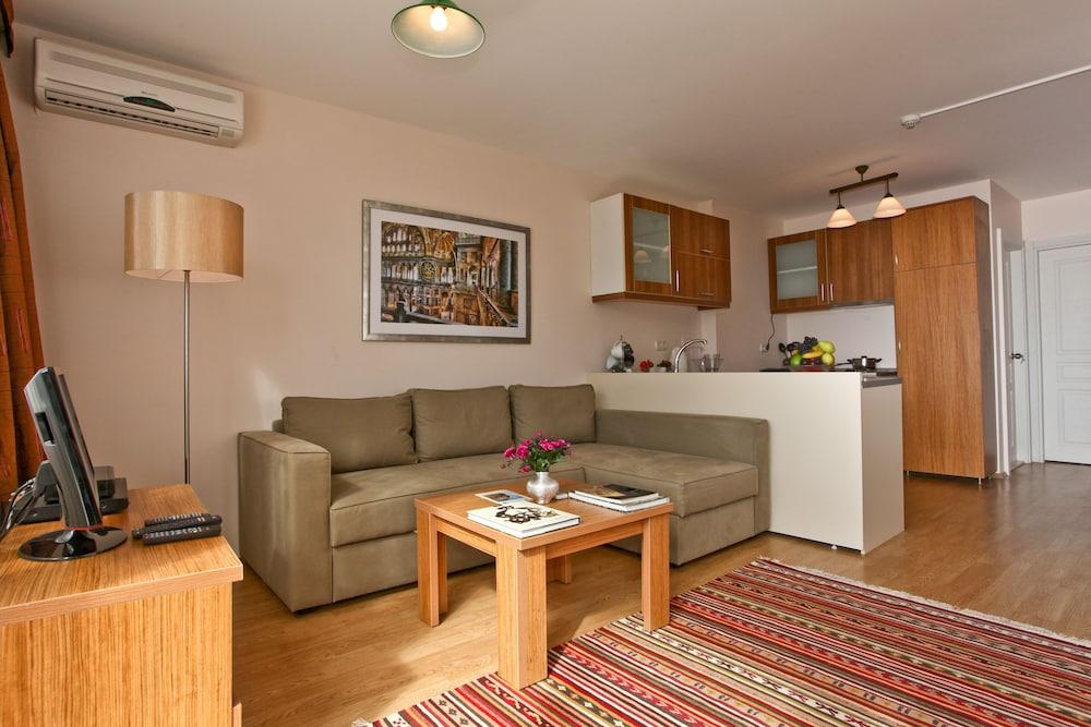 Three Apples Suites and Hotel