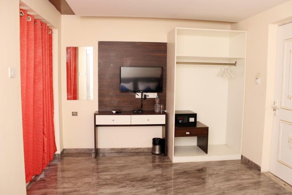 Alegria Whitehouse Mambakkam