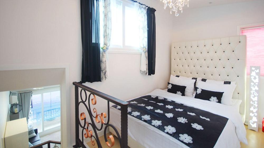 Namhae Blue & White Pension