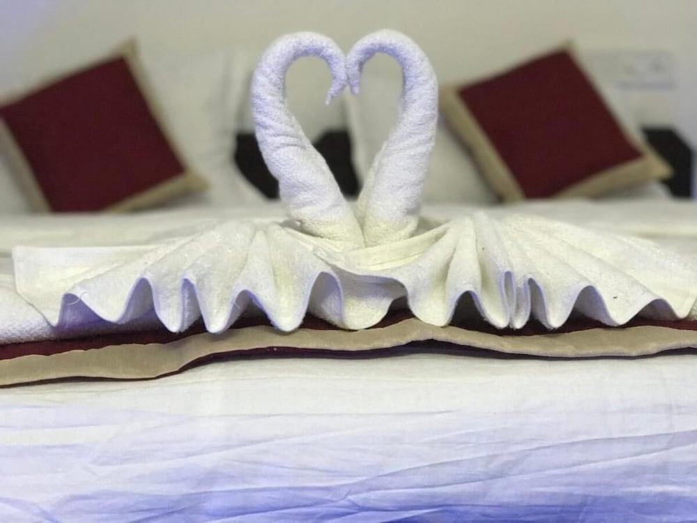 Hotel Dharohar Palace