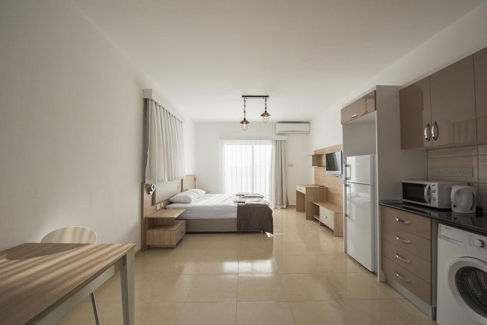 Deniz Airport Suites