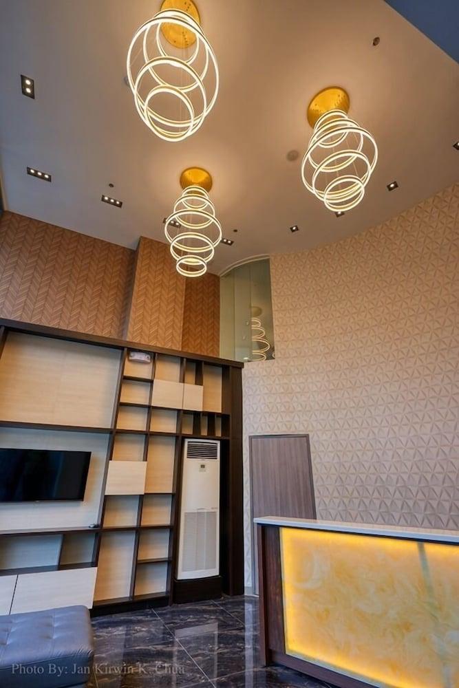 Griffin Hotel and Suites