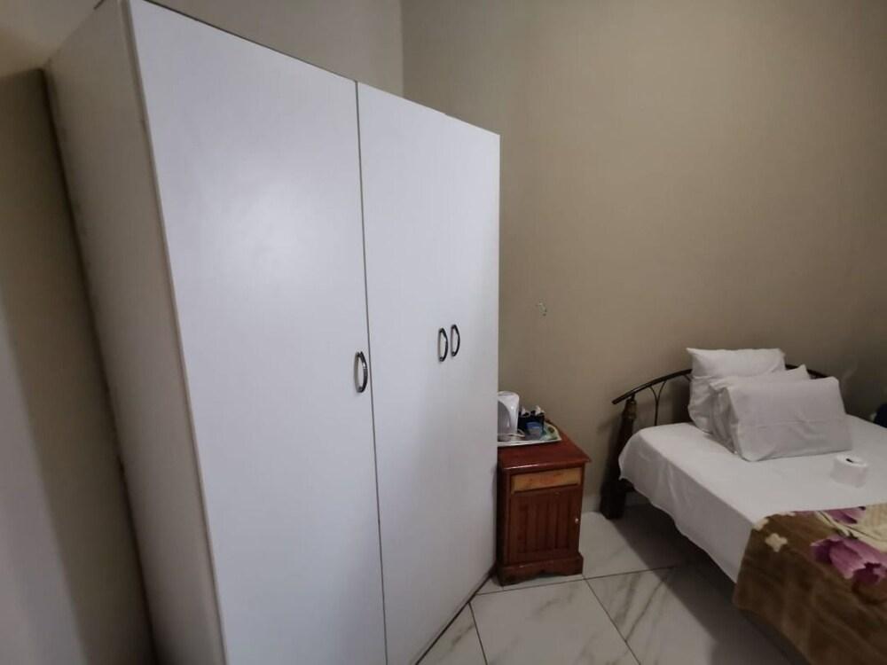 De Lambert Guesthouse