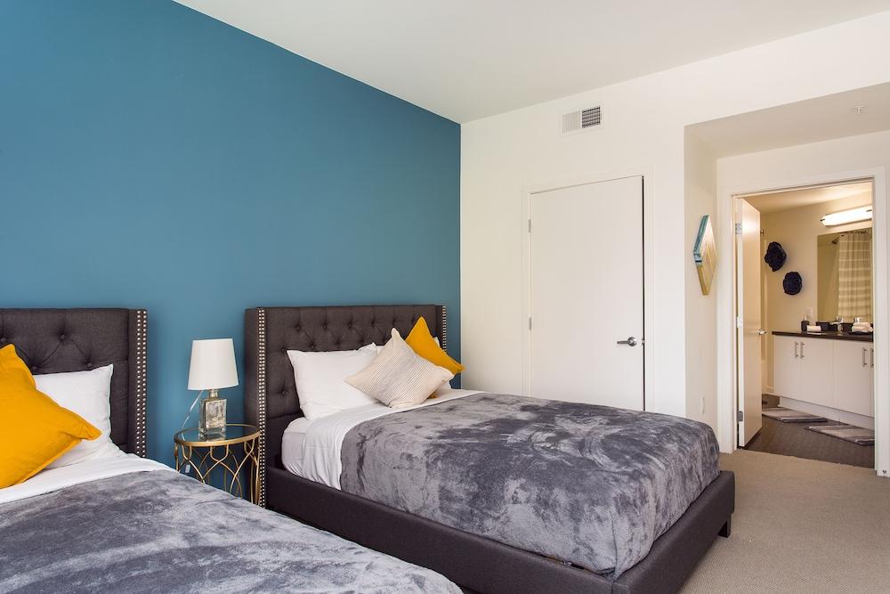 Luxurious 2BD & Den Hollywood Apartment