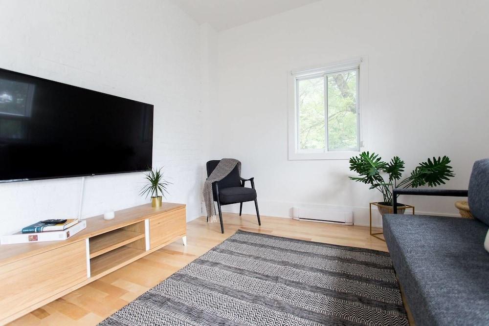 Stylish & Unique 3 Bdr Flat With Parking!