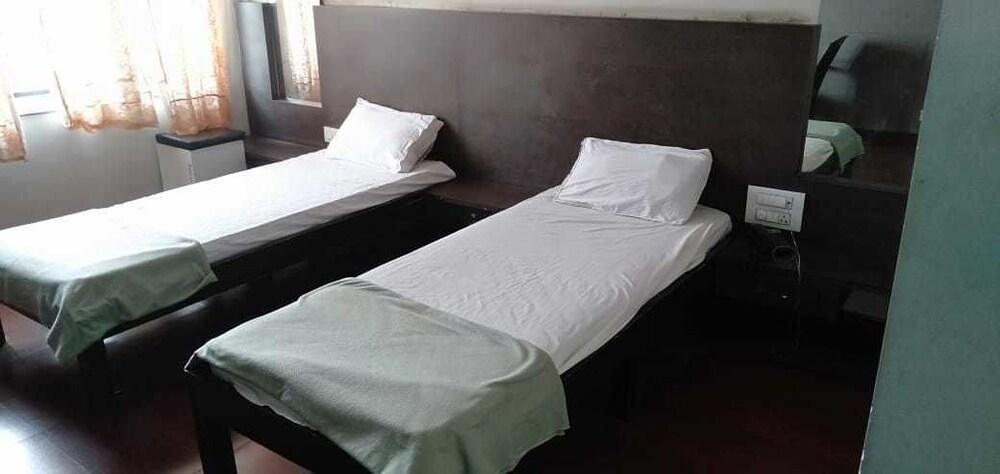 iROOMZ Shivaratna Palace