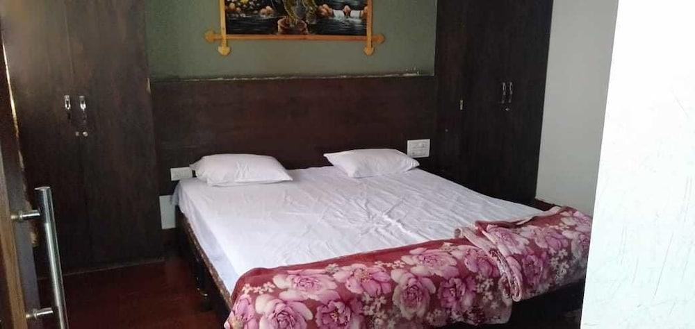 iROOMZ Shivaratna Palace