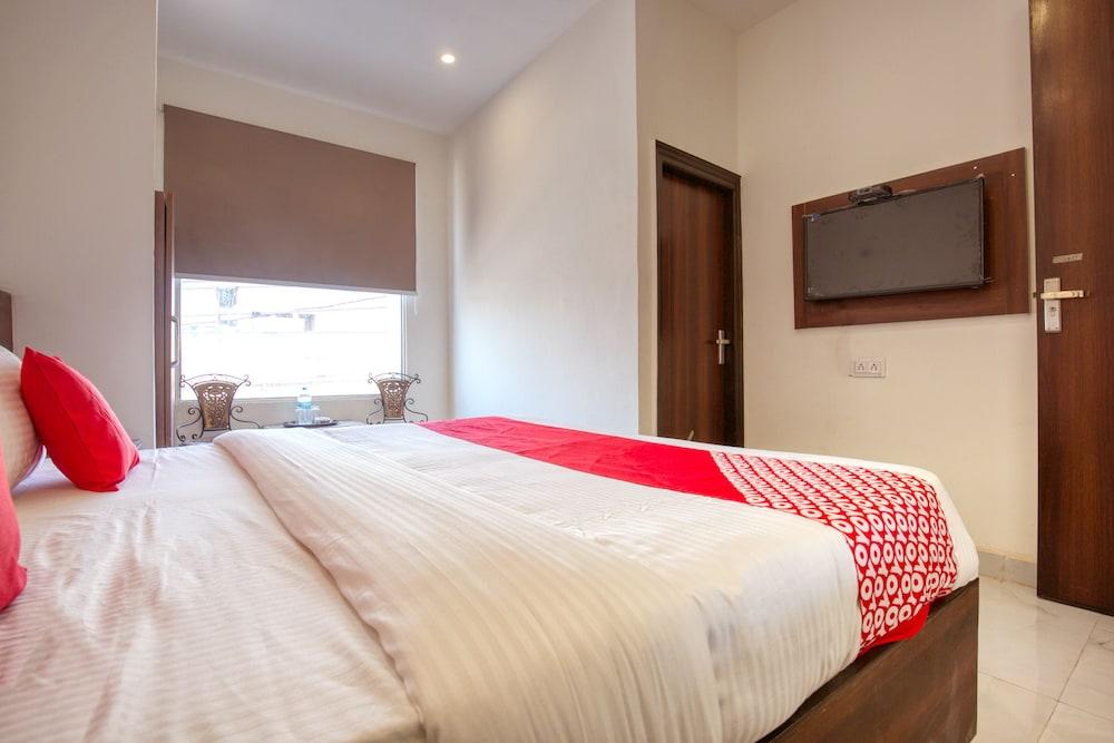 OYO 42743 Hotel Midway