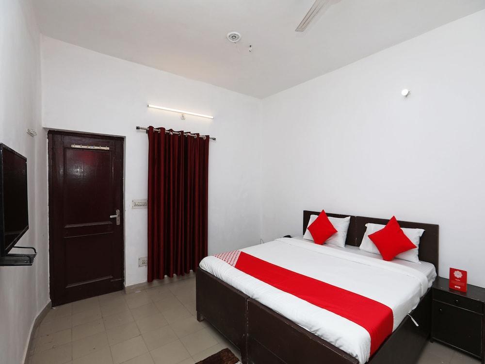 OYO 36700 Moonlight Residency