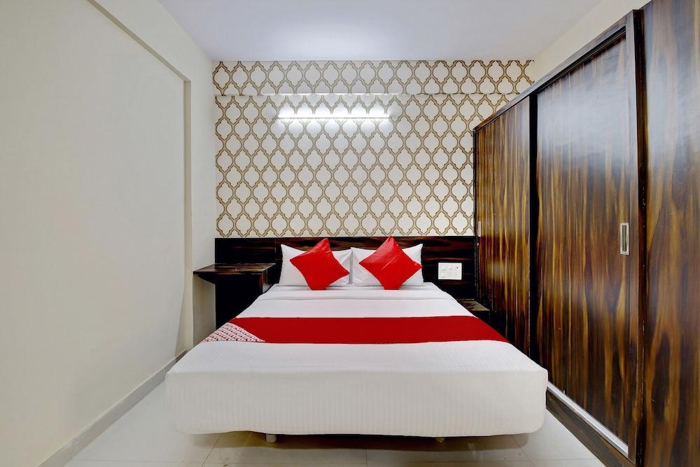 OYO Flagship 13933 Varcity Pearl