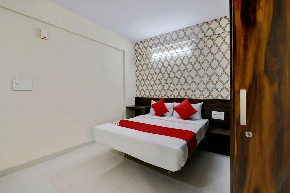 OYO Flagship 13933 Varcity Pearl