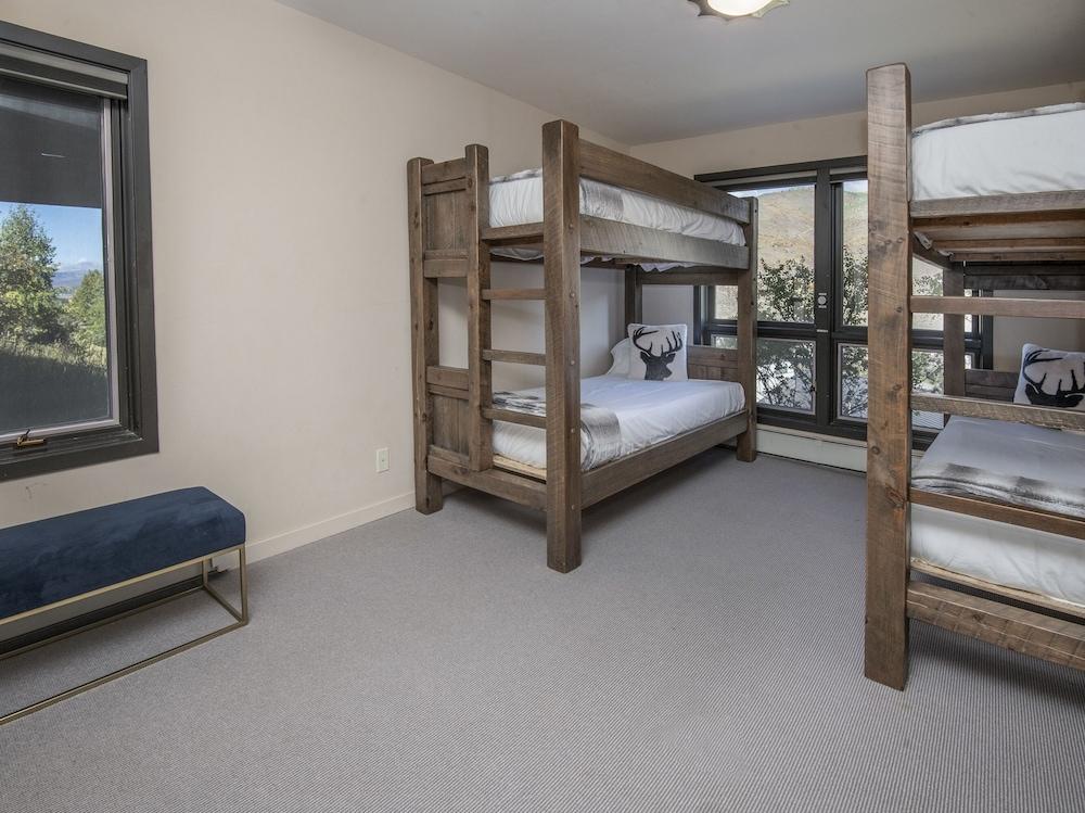 814 Eagle Dr. 4 Bedroom Home by RedAwning