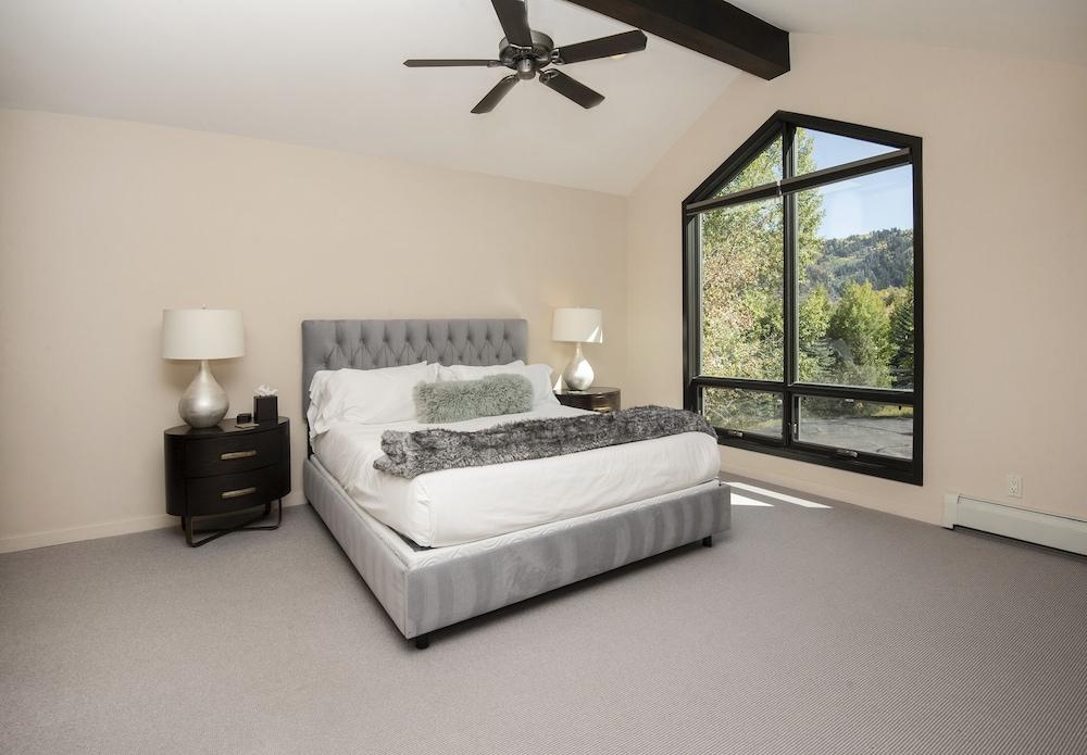 814 Eagle Dr. 4 Bedroom Home by RedAwning