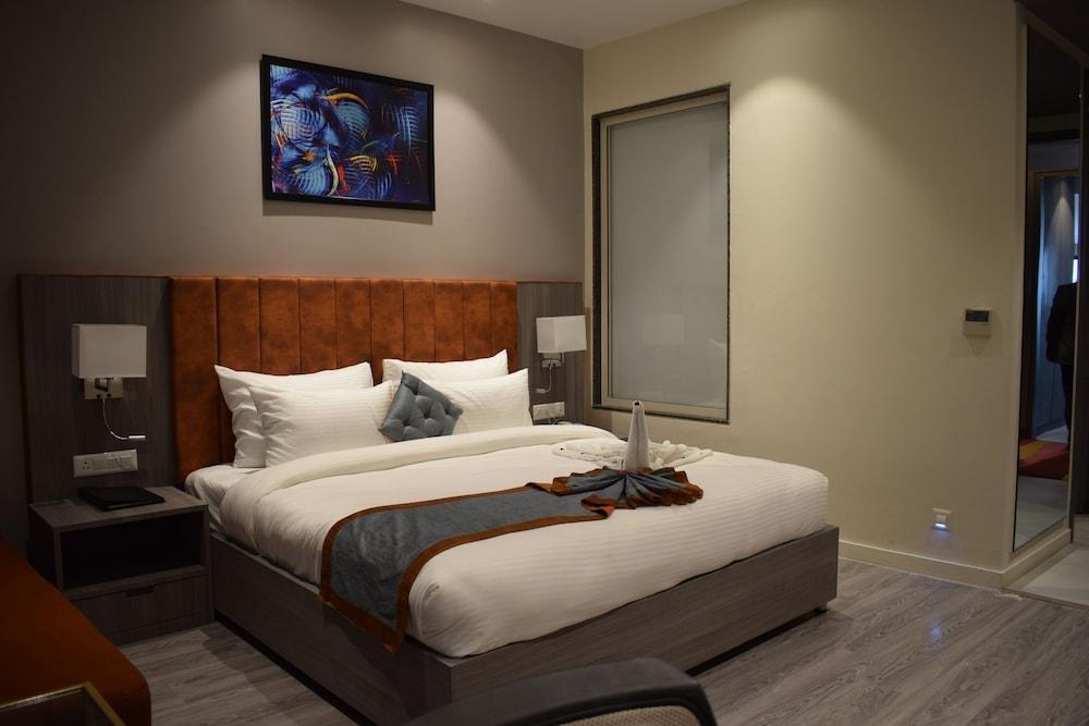 Hotel Deep Clarks Inn Lucknow