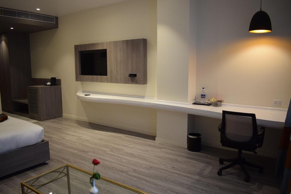 Hotel Deep Clarks Inn Lucknow