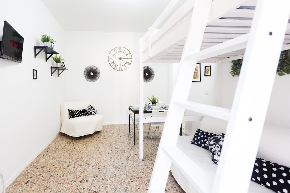 Home Hotel -  Anacreonte 7