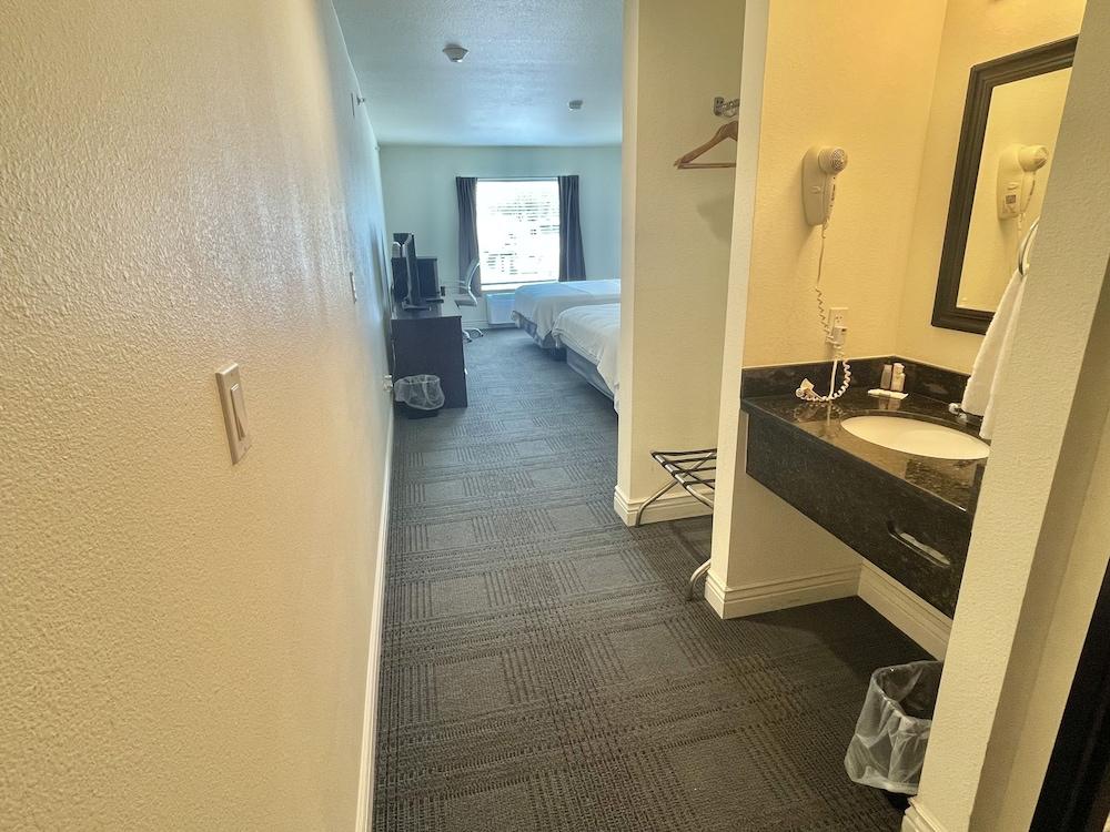 FairBridge Inn & Suites Cuero