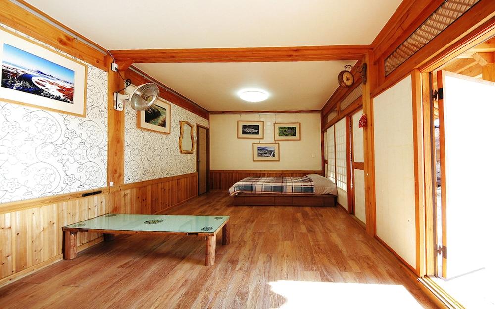 Reed House Hanok Pension