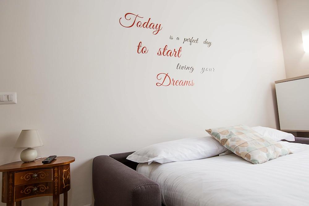 Lorenteggio Studio Apt