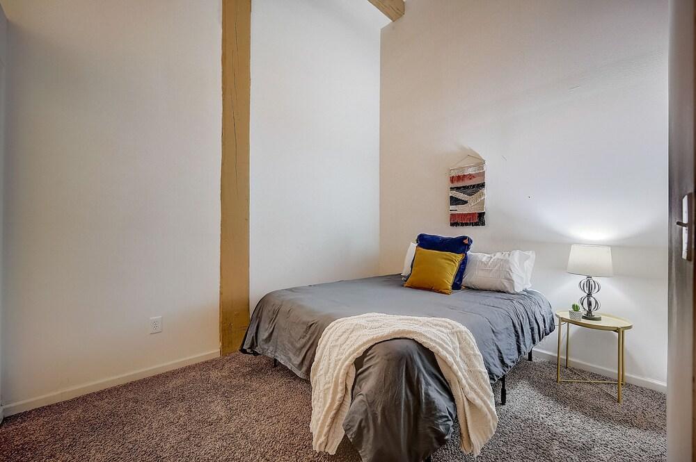 FRONTDESK 1010 Central Apts Downtown Indy