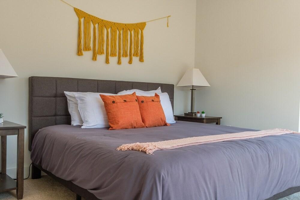 FRONTDESK Jefferson Block Apts Third Ward Milwaukee