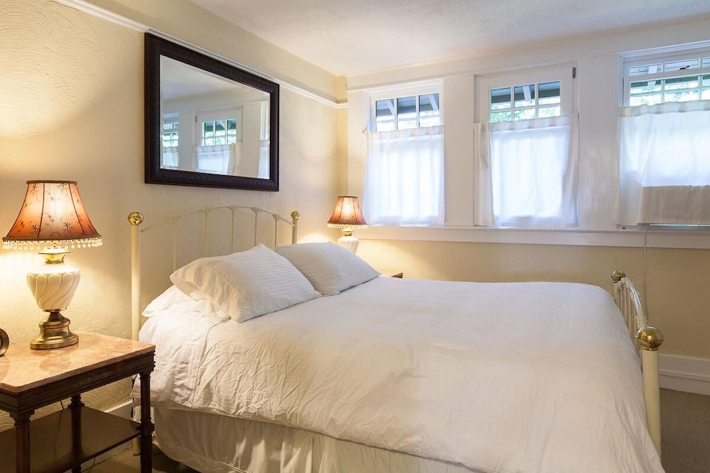 Cascade Chic 3 Bedroom Home by RedAwning