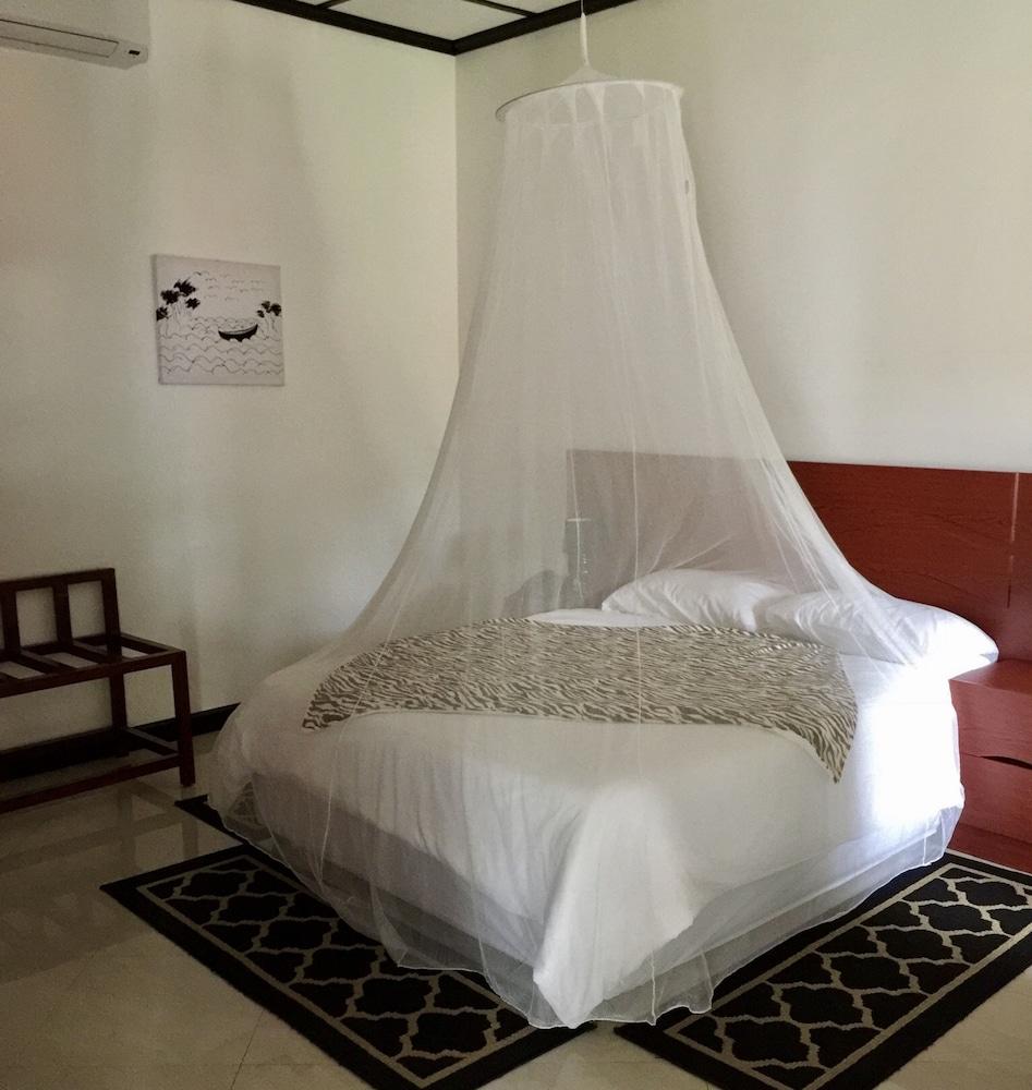 Le Dolphin's Grand Paradiso Hotel