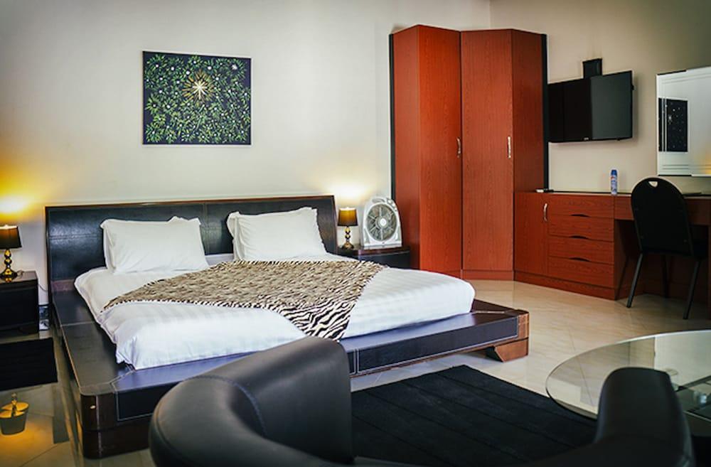 Le Dolphin's Grand Paradiso Hotel