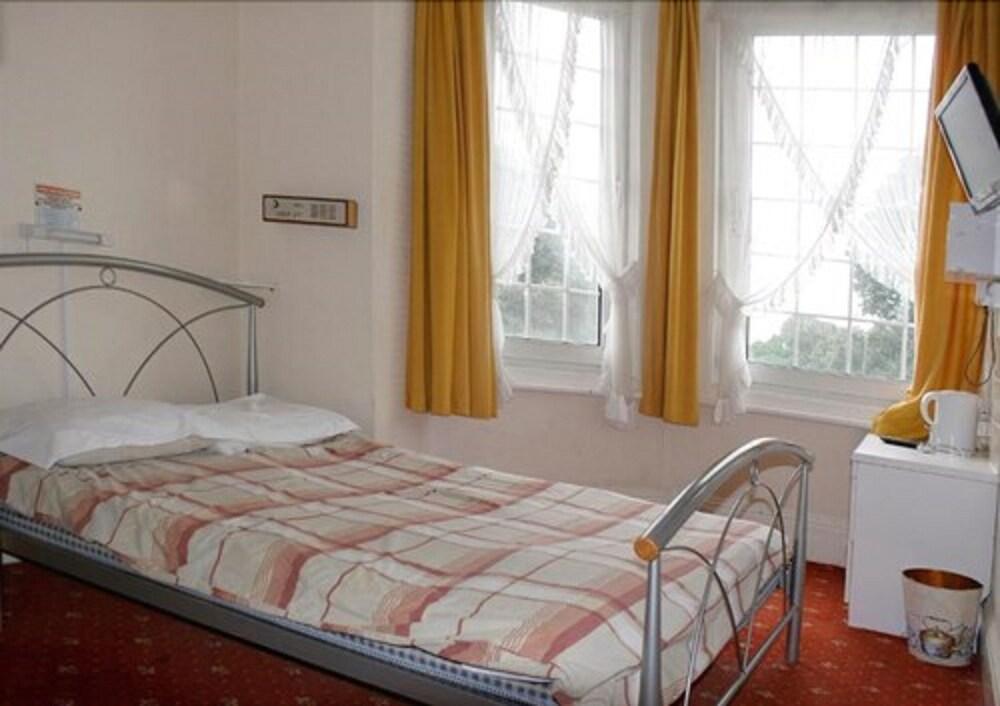 OYO The Chatsworth Hotel