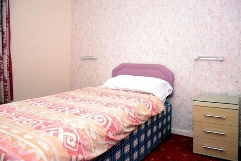 OYO The Chatsworth Hotel