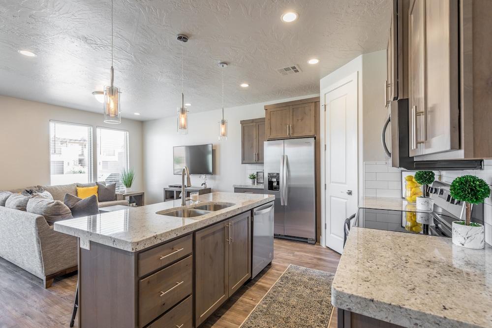 Stargazer Luxury Condo, Rooftop Views, Private Hot Tub