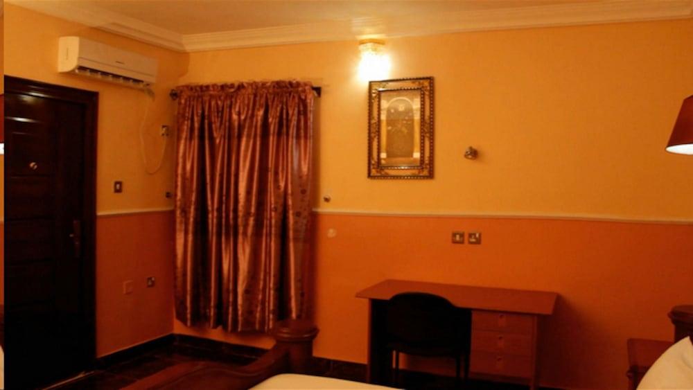 Hi Point Hotel & Suites