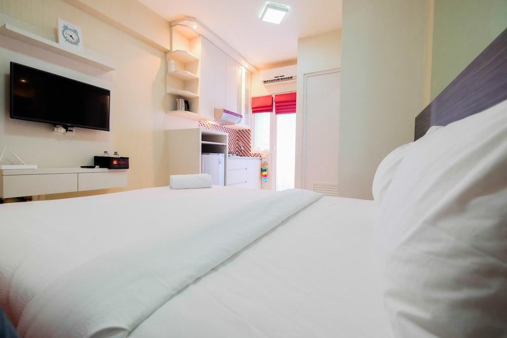 Nice Studio at Green Pramuka Apartment