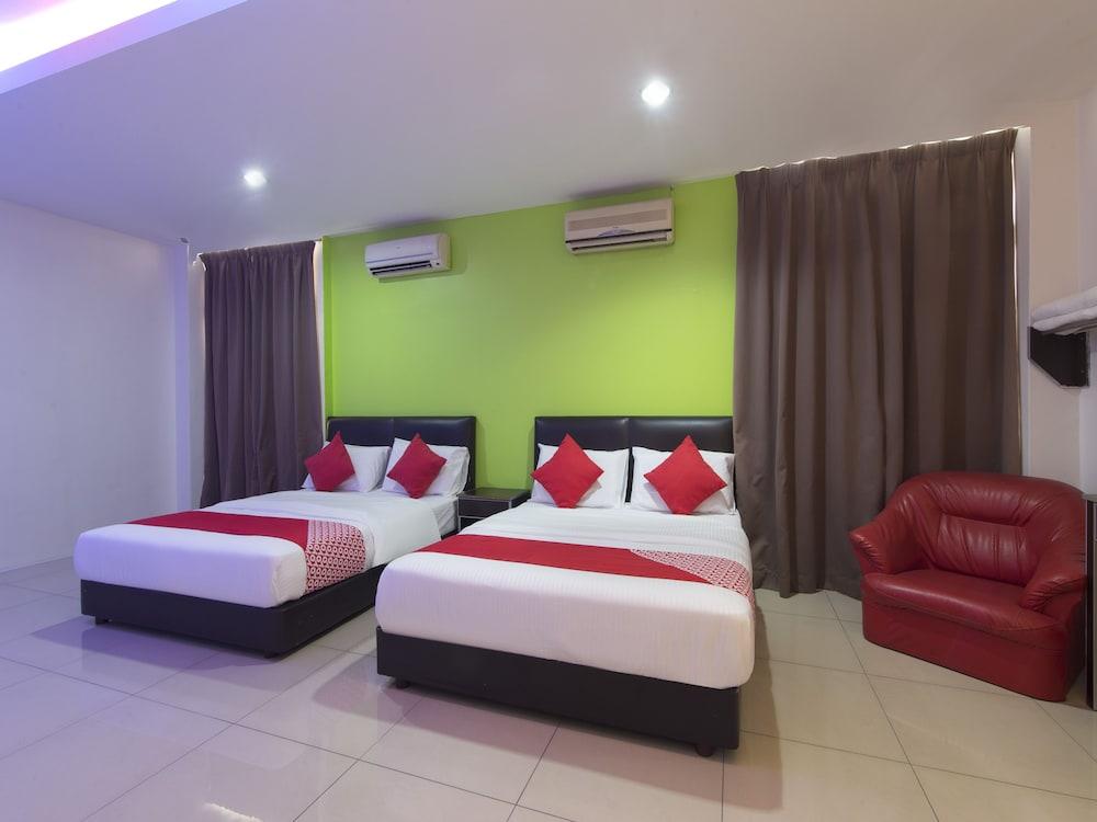 OYO 44072 Mines Cempaka Hotel