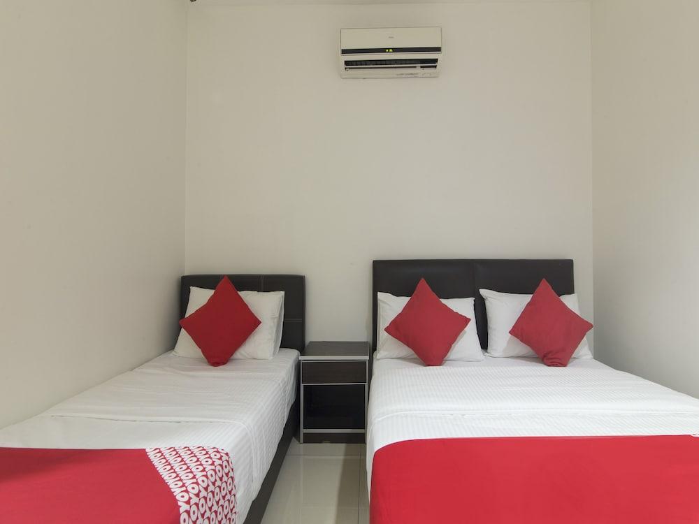 OYO 44072 Mines Cempaka Hotel