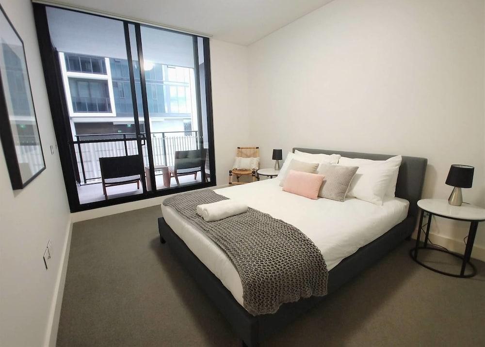 Luxury 1 Bedroom 1 Study With 1 Parking