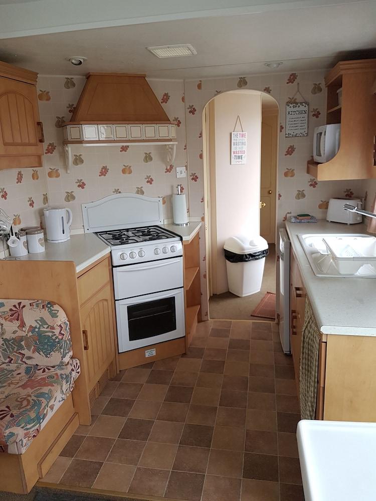 T & J's Caravan - 129 Happy Day's