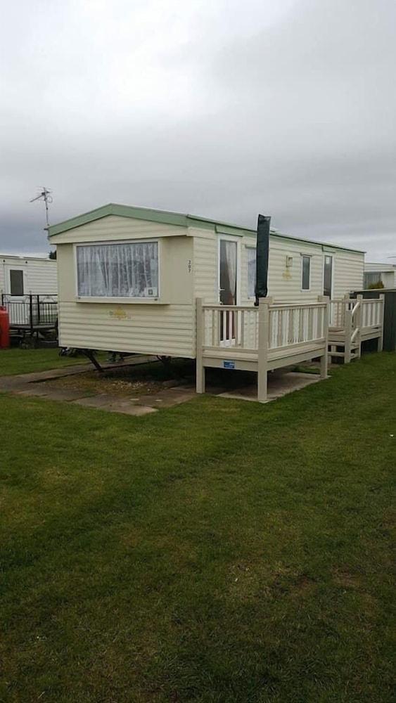 T & J's Caravan - 207 Happy Day's