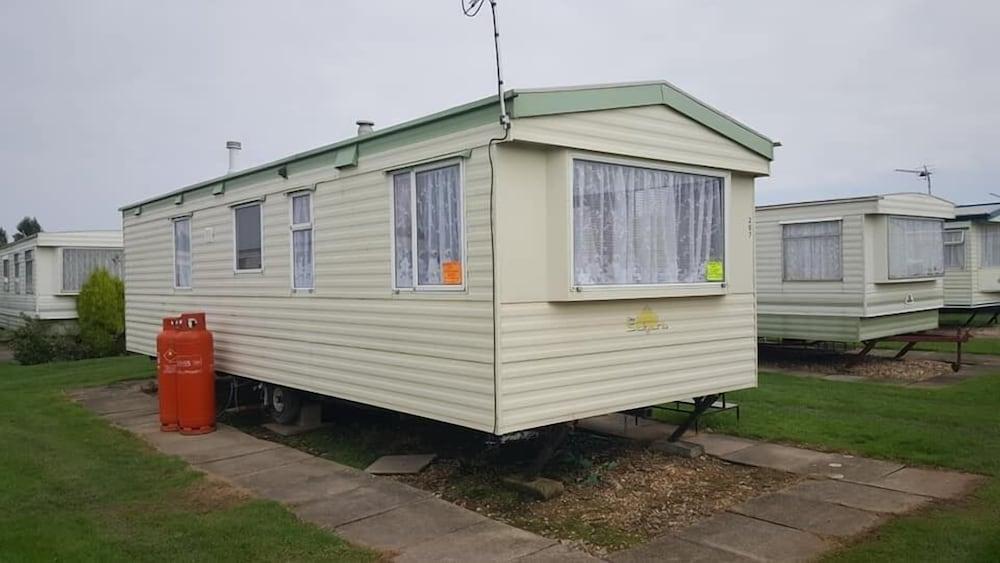 T & J's Caravan - 207 Happy Day's