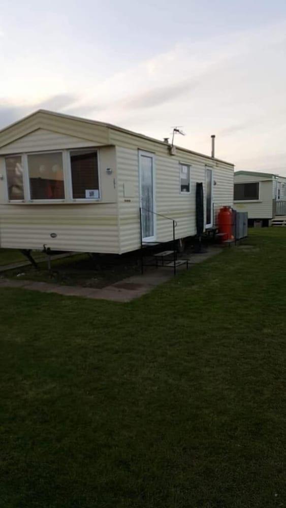 T & J's Caravan - 251 Happy Day's