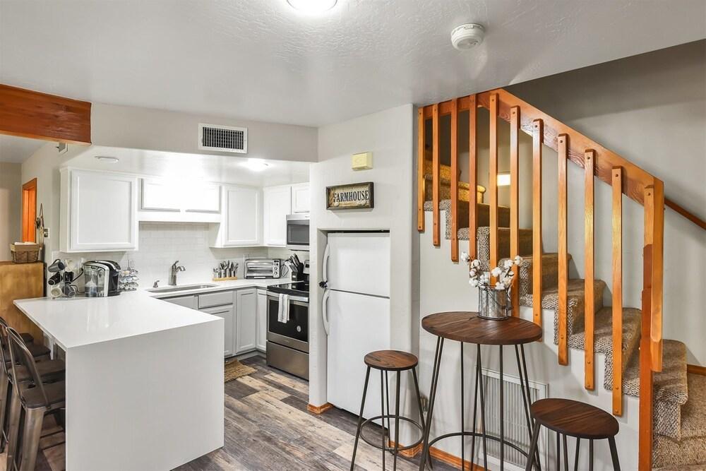 Cozy Hilltop Retreat