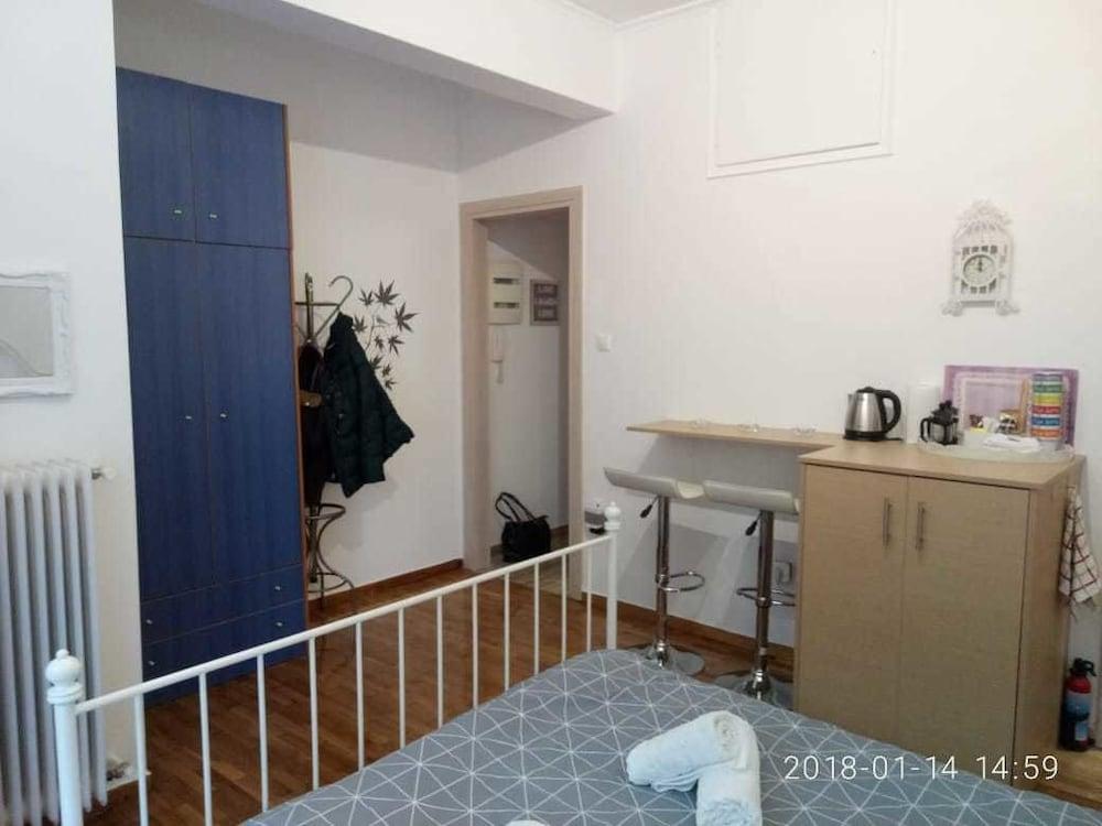 Modern ideally located studio apartment