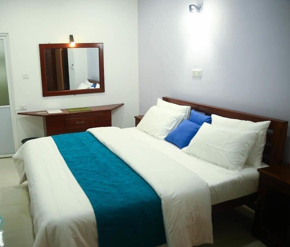 Silver Sign Hotel and Gem Gallery