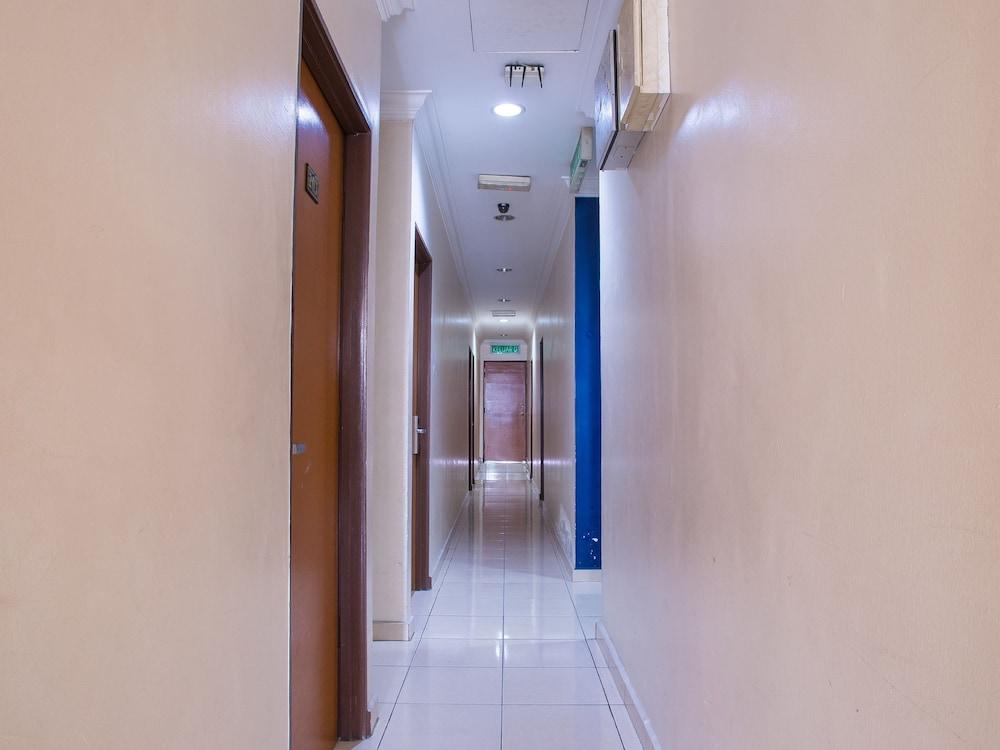 Super OYO 44097 Avatarr Hotel