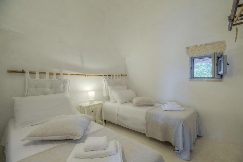 Trullo Grotta Cisternino by Typney